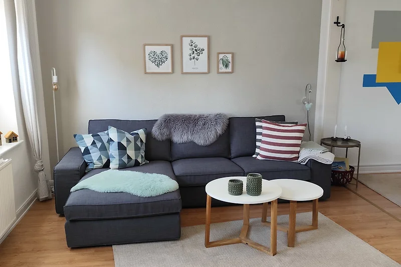 Wohnzimmer mit gemütlichem Sofa