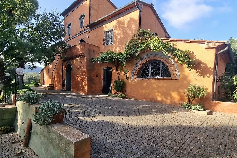 Großzügige Hacienda mit gepflegtem Garten und einladender Zufahrt.