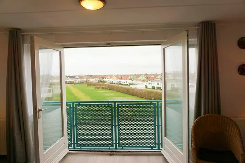 Balkon mit weitem Blick ins grüne Hinterland genießen.