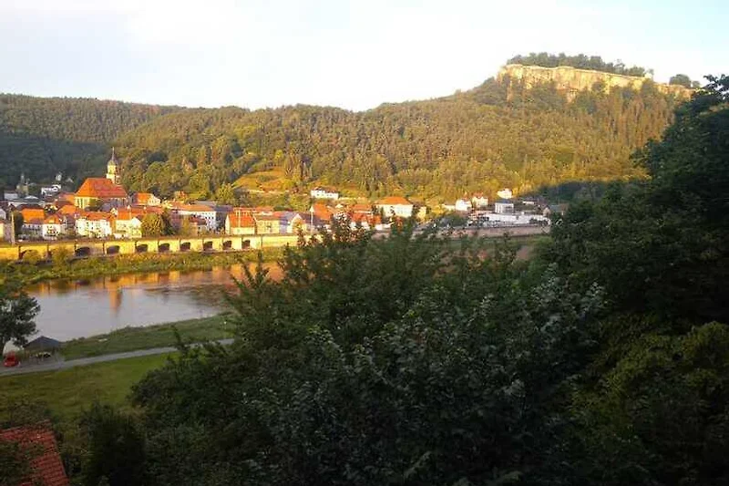 Bergdorf mit Blick auf beeindruckende Berge und grüne Hügel.