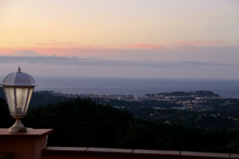 Spektakulärer Sonnenaufgang am Horizont im nachhaltigen Eco-Hotel.