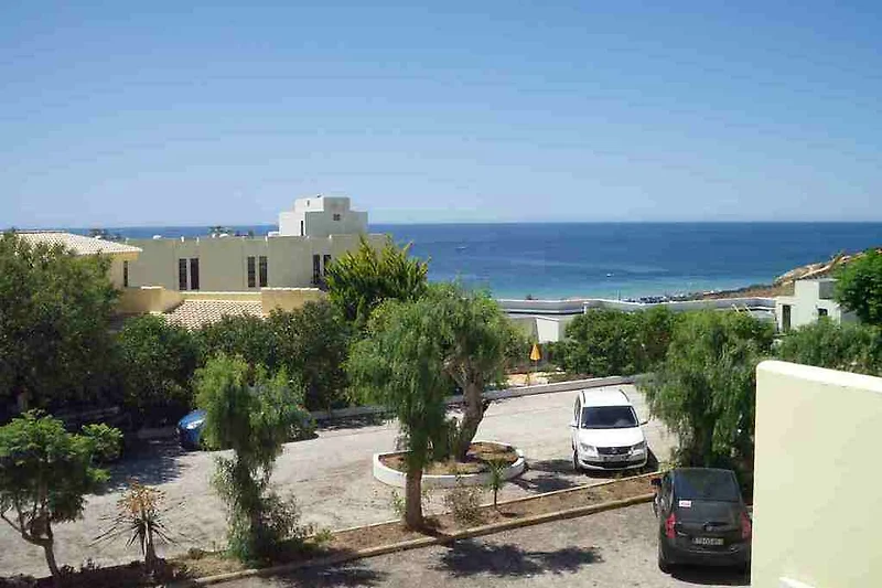 Blick vom Balkon auf das Meer.