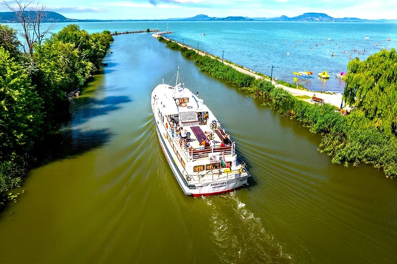 Direkter Blick auf den Fluss mit vorbeifahrenden Booten und Fähren.
