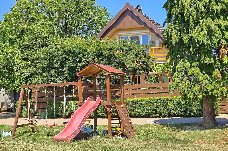 Garten mit Rutsche und schattigem Spielbereich