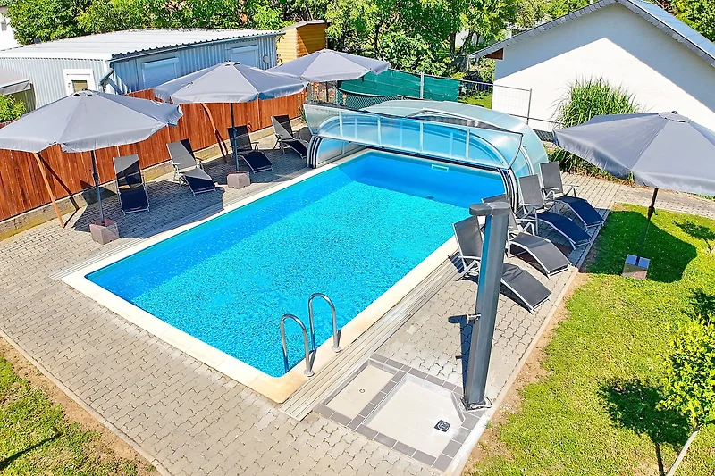 Überdachtes Pool hat schon oft im Mai und Ende September auch sehr gute Temperaturen