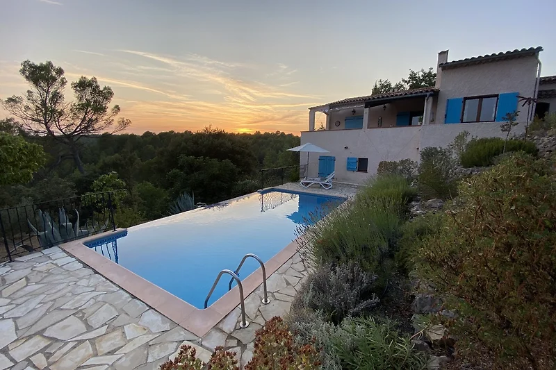 Villa mit Infinity- Pool, Outdoor-Möbeln