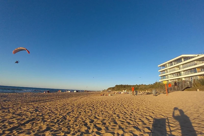 Strandspaß, Wind und Wassersport vor endlosem Horizont erleben.