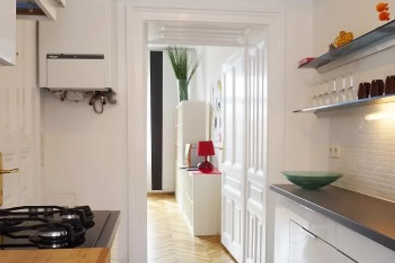 Blick von Kueche zu Wohnzimmer