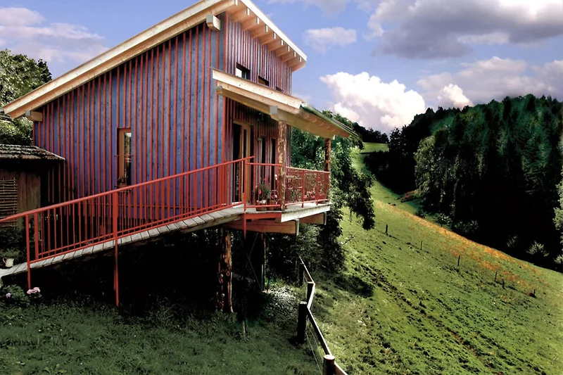 Blaues Stelzenhäuschen