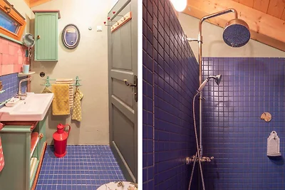 Blaues Stelzenhäuschen