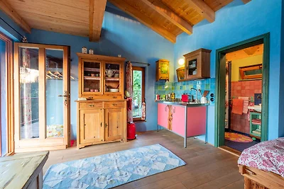 Blaues Stelzenhäuschen