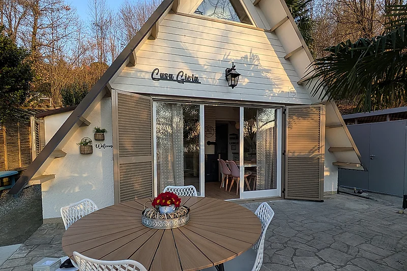 Freistehendes Ferienhaus mit Pergola im Villaggio Olandese am Lago Maggiore