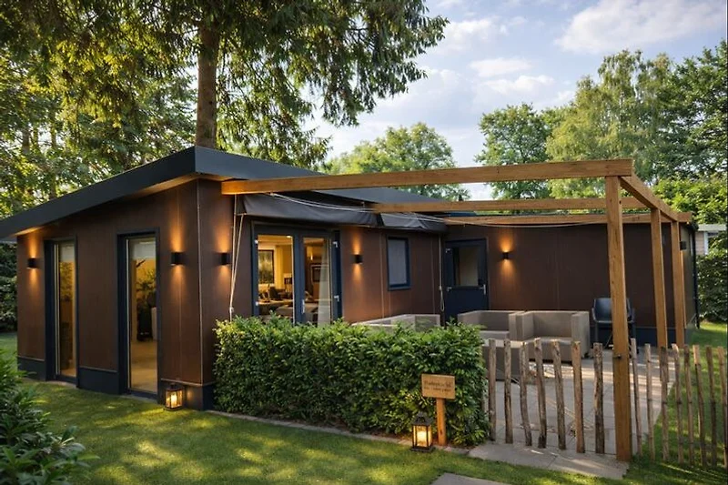 Großer Garten mit Pavillon, Terrasse, Gartenhaus und Pergola.