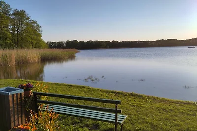 Oasi di giardino al lago balneabile
