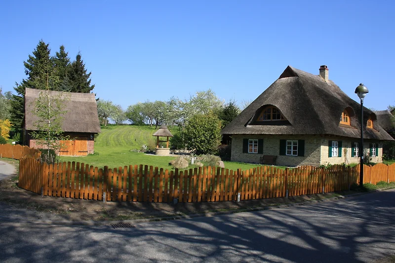 Das Landhaus unter dem Reetdach auf seinem Anwesen.