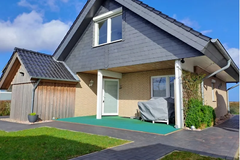 Großes Einfamilienhaus mit Sauna und gepflegtem Vorgarten.