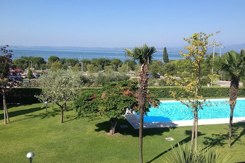 Vista lago con piscina