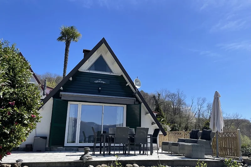 Landhaus mit Ziegeldach, gepflegtem Garten und großzügiger Einfahrt.