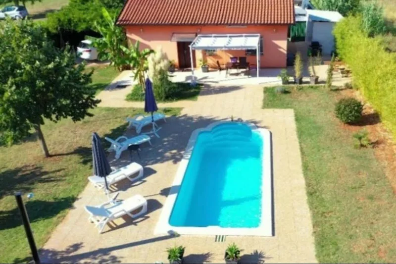 Pool, Sonnenliegen und Schirme – perfekte Auszeit im Resort genießen!