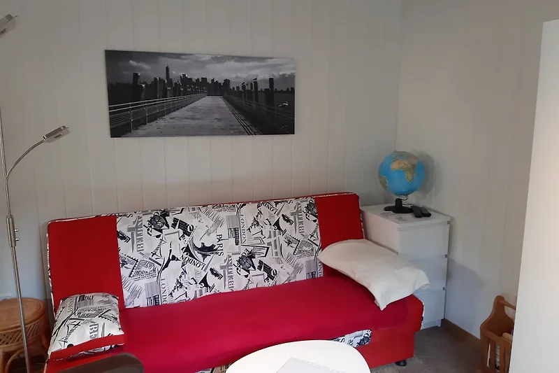 Sofa im Wohnzimmer mit Stehlampe beleuchtetem Globus