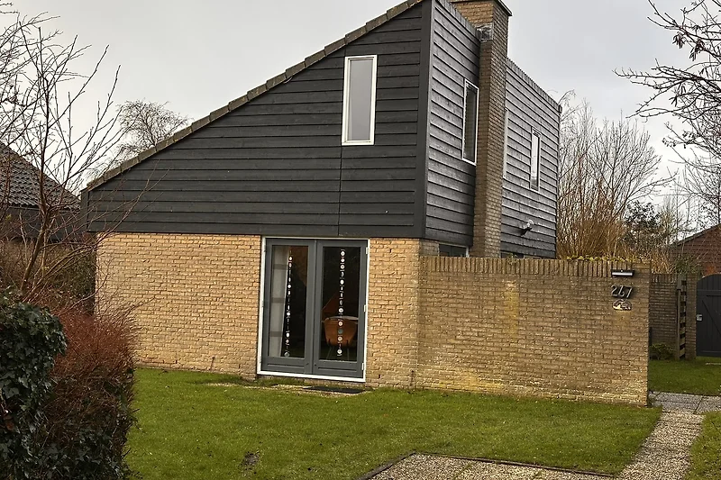 Großzügiger Garten, Backsteinfassade und Einfahrt im Ferienpark De Krim Texel