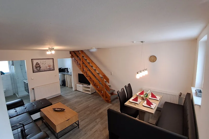 Überblick des Erdgeschosses, Sie sehen angrenzend den Übergang zur Küche und zum Duschbad.