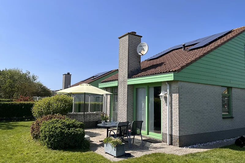 Unser Ferienhaus mit großer Sonnenterrasse nach Süden.