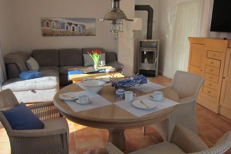 Offene Wohnküche mit schönem Esstisch  & Sitzecke