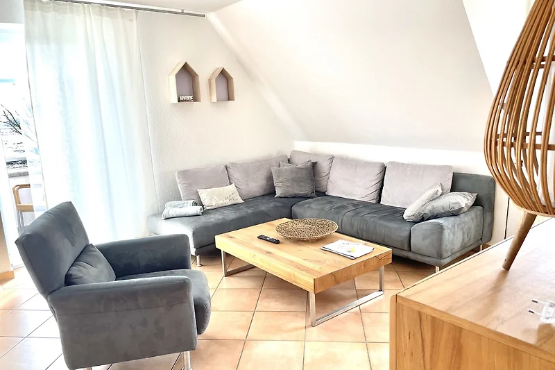 Wohnküche mit gemütlichem Sofa und Zugang Balkon