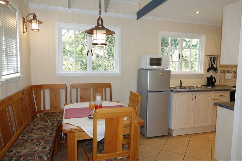 Sunbird Cottage Dining & Kitchen