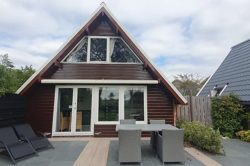 Dreieckiges Dach und Holzverkleidung prägen das Ferienhaus.