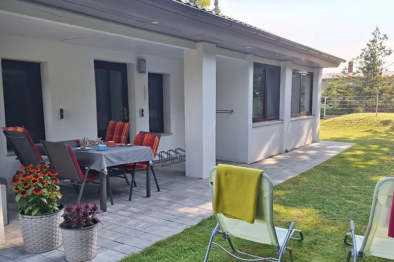 Eingangsbereich mit überdachter Terrasse