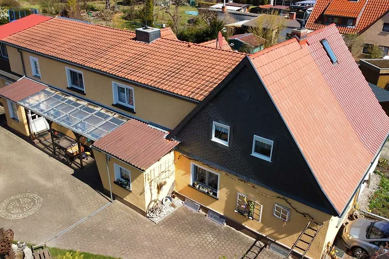Unser Ferienhaus mit Hofbereich aus der Vogelperspektive.