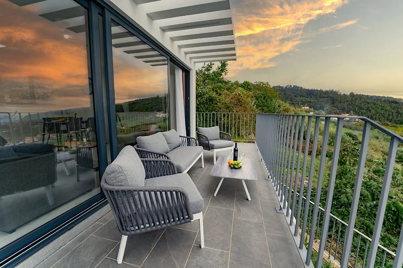 Penthouse-Apartment mit Balkon und Sitzgelegenheit im Apartmenthaus.