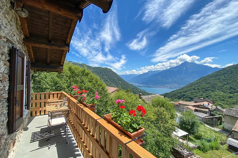 Sitzmöglichkeitne auf dem Balkon und Sicht auf den Comer See