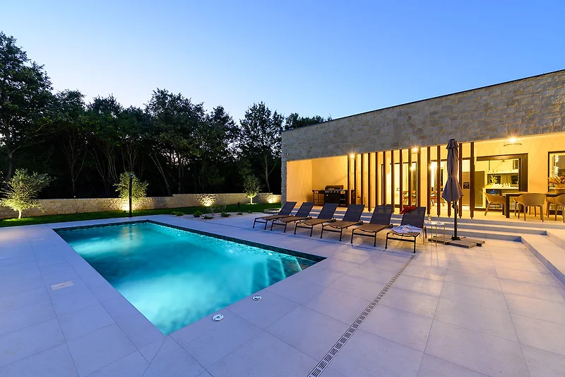 Weitläufiger Patio mit Pool, Palmen, Flagstone und Outdoor-Möbeln.