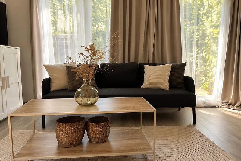 Wohnbereich mit Sofa, Holz und ruhiger Ausstrahlung.