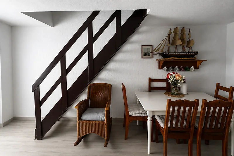 Essbereich - Treppe mit Holz und klarer Linienführung im Wohnbereich.