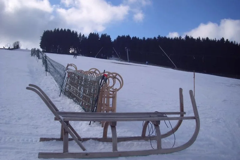 Direkter Blick auf verschneite Pisten und beeindruckende Gletscherlandschaft.