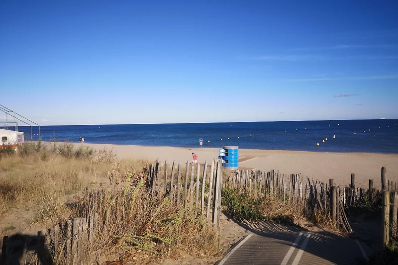 Kilometerlanger, feinkörniger Sandstrand mit direktem Zugang zum Meer.