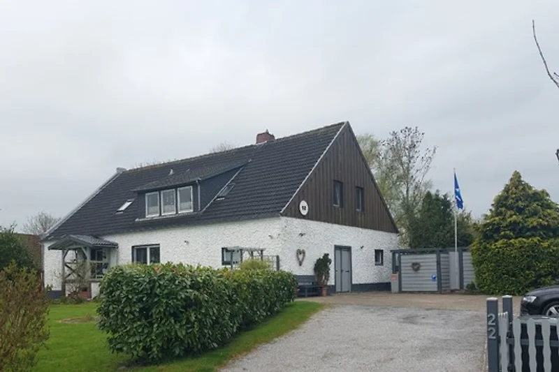 Landhaus mit gepflegtem Garten, Einfahrt