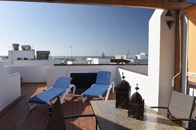 Grosser Esstisch  auf der überdachter Dachterrasse mit Blick zum Atlantik