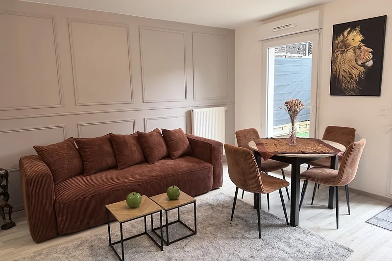 Wohnbereich mit Sofa, Esstisch, Holzdetails und stimmungsvoller Beleuchtung.