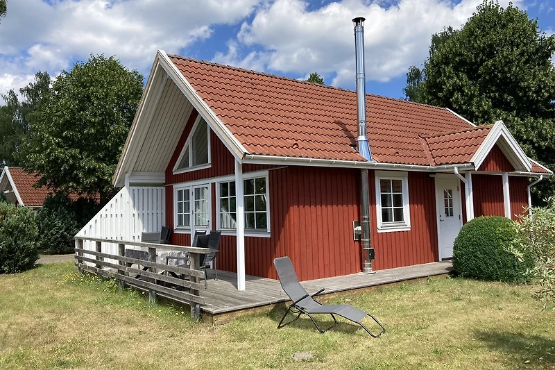 Großes Bauernhaus mit Garten, Nebengebäuden und gepflegtem Hof.