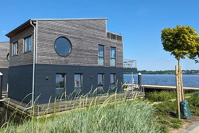 Wasserhaus - Steg - Bootsliegeplatz