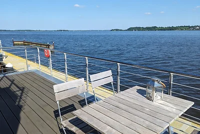 Wasserhaus - Steg - Bootsliegeplatz