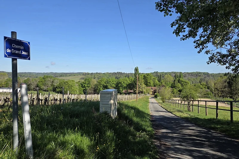 Weite Wiesen, Natur pur und ein Weg am Zaun zum Naturreservat.