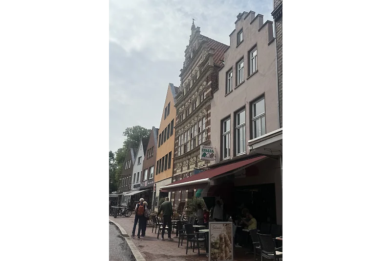 Stadtviertel mit parkendem Wagen und Apartmentblick.