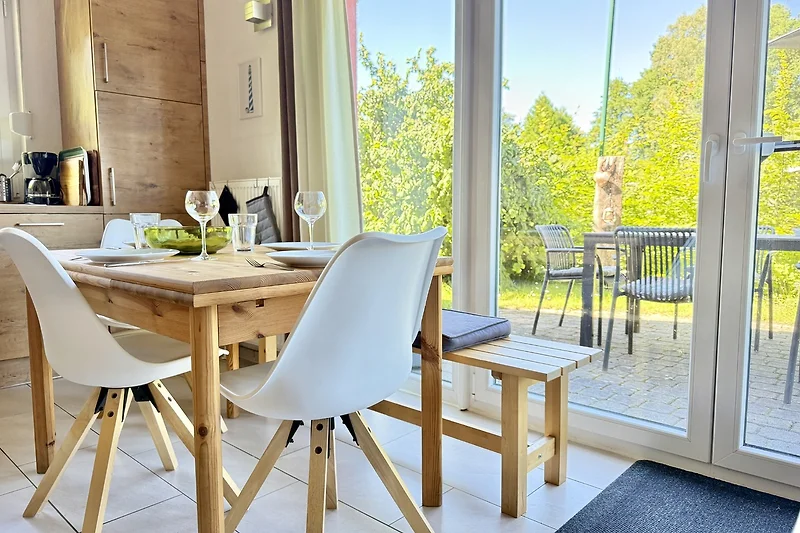 Essbereich für bis zu 6 Personen im offenen Wohnzimmer mit Blick auf die Terrasse.