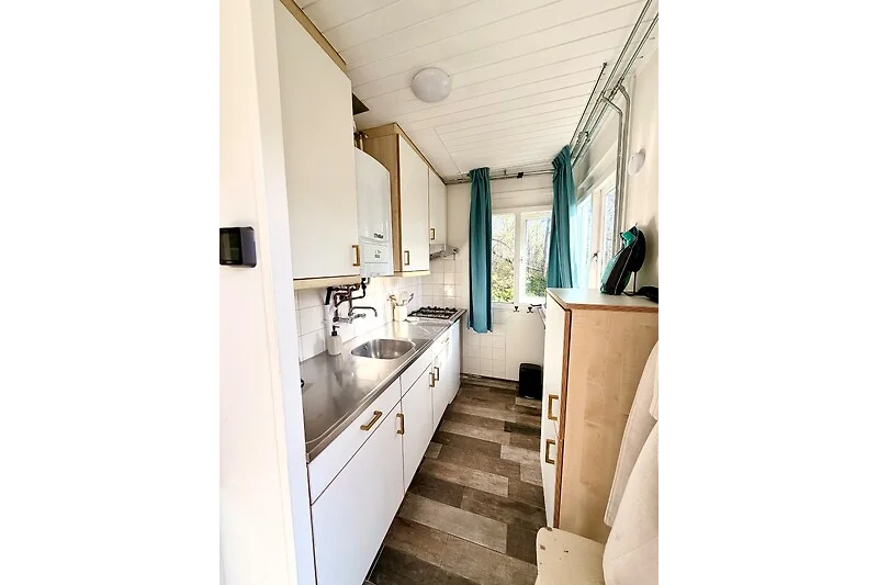 Geräumige Caravan-Spüle mit Aluminiumarmatur und cleverem Stauraum.